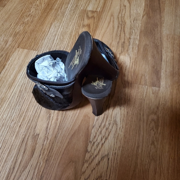 Shoes - Picture 3 of 4